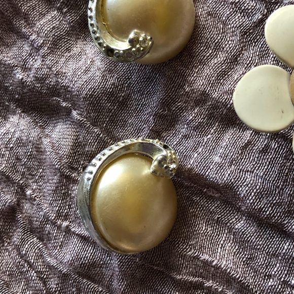 Vintage clip on earrings - Picture 3 of 6